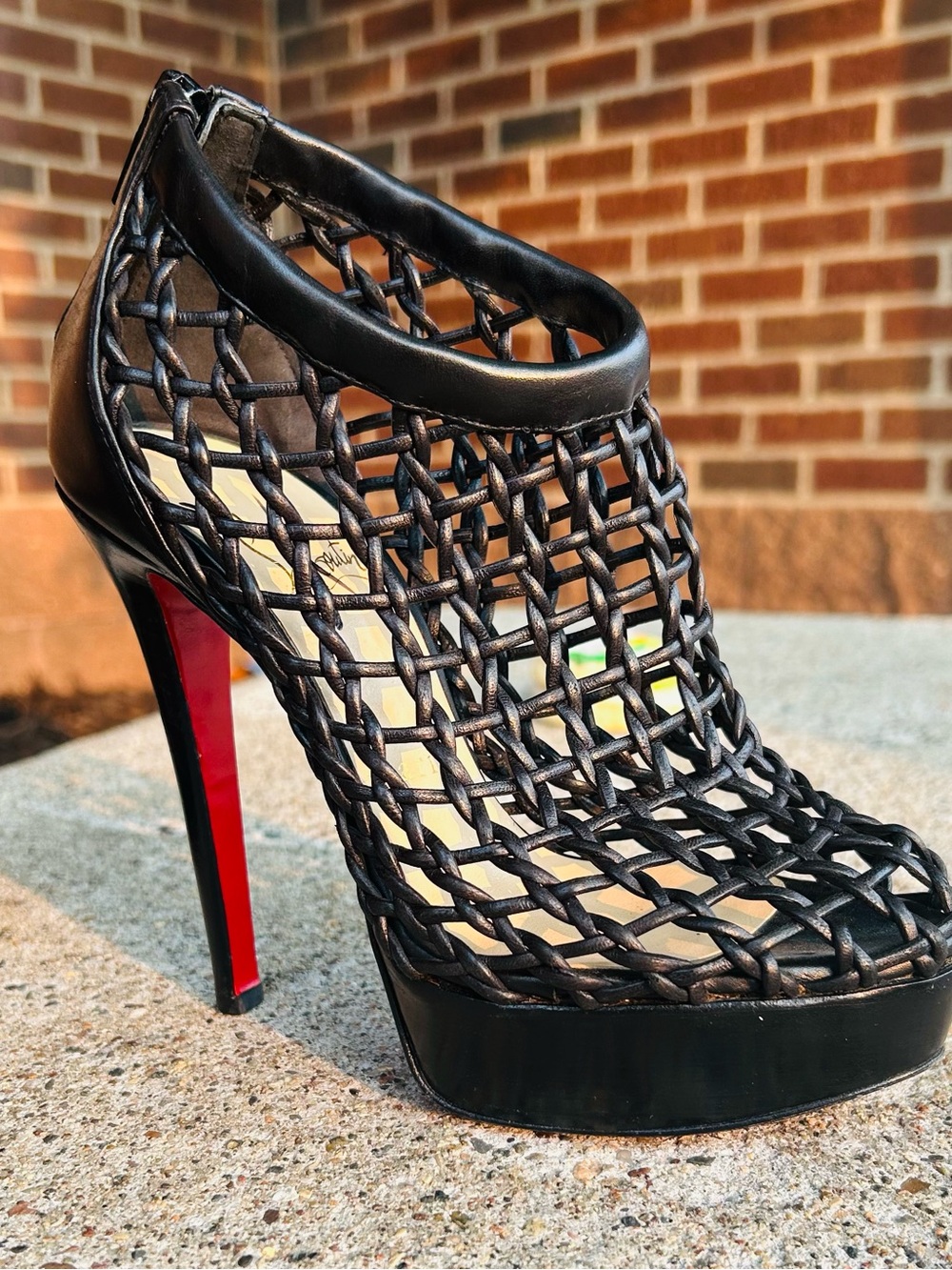 “RED BOTTOMS”. Christian Louboutin. Black woven cage peep toe heels - Picture 5 of 8